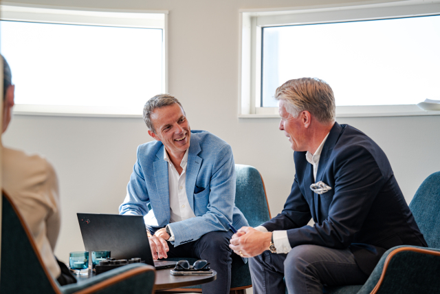 Tre medarbetare samtalar.