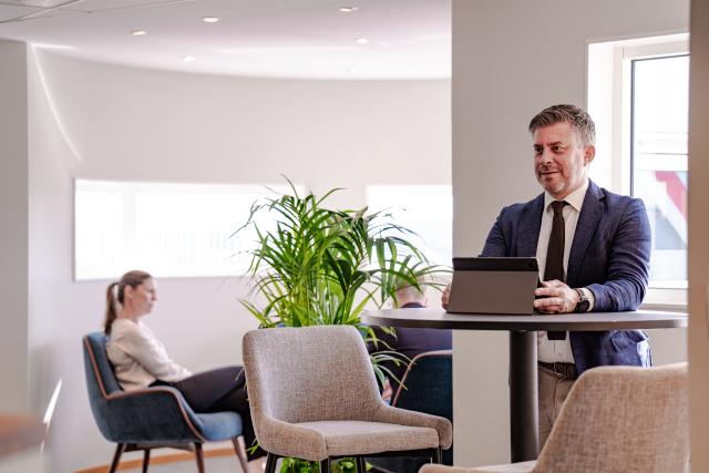 Medarbetare håller en presentation framför en graf.