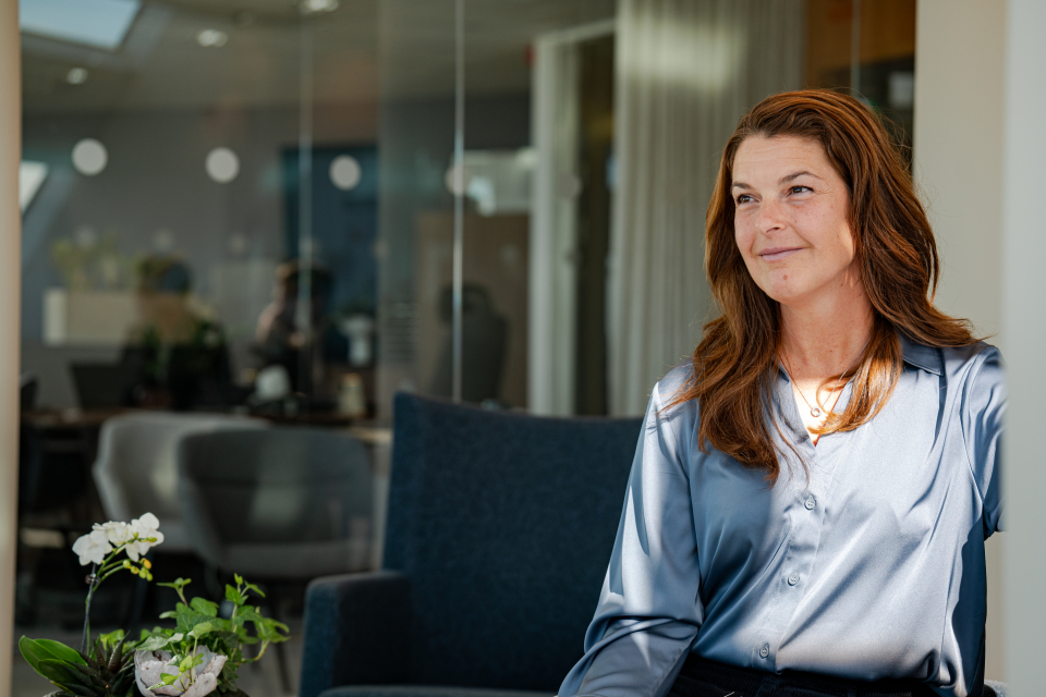 Medarbetare i solsken.