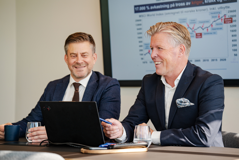 Två medarebetare samtalar.