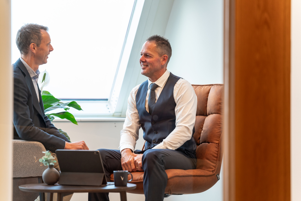 Medarebetare pratar i telefon.